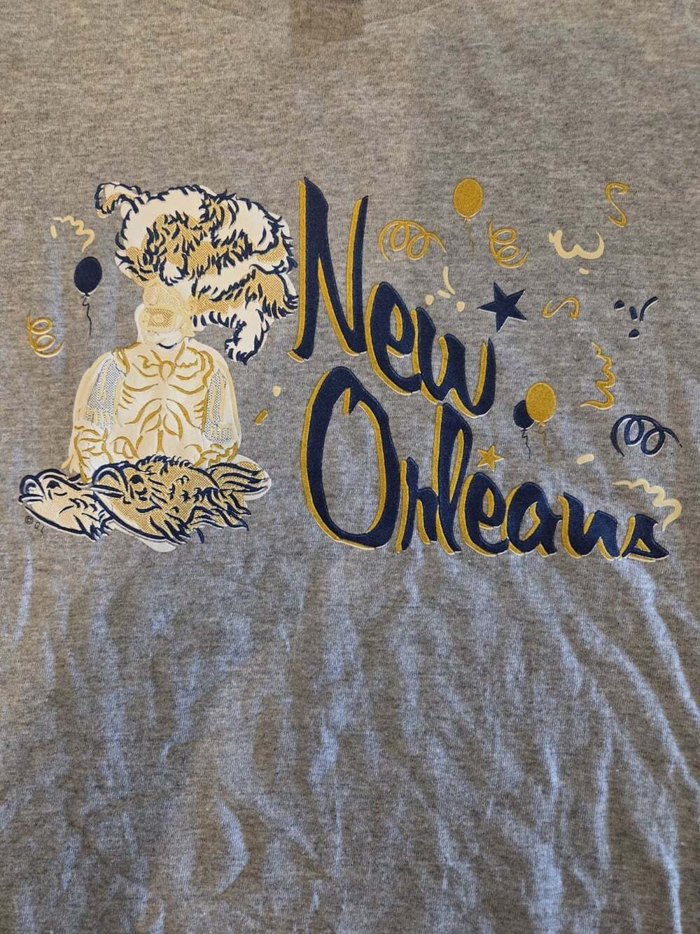 gray, short-sleeve t-shirt features a New Orleans graphic Size Large